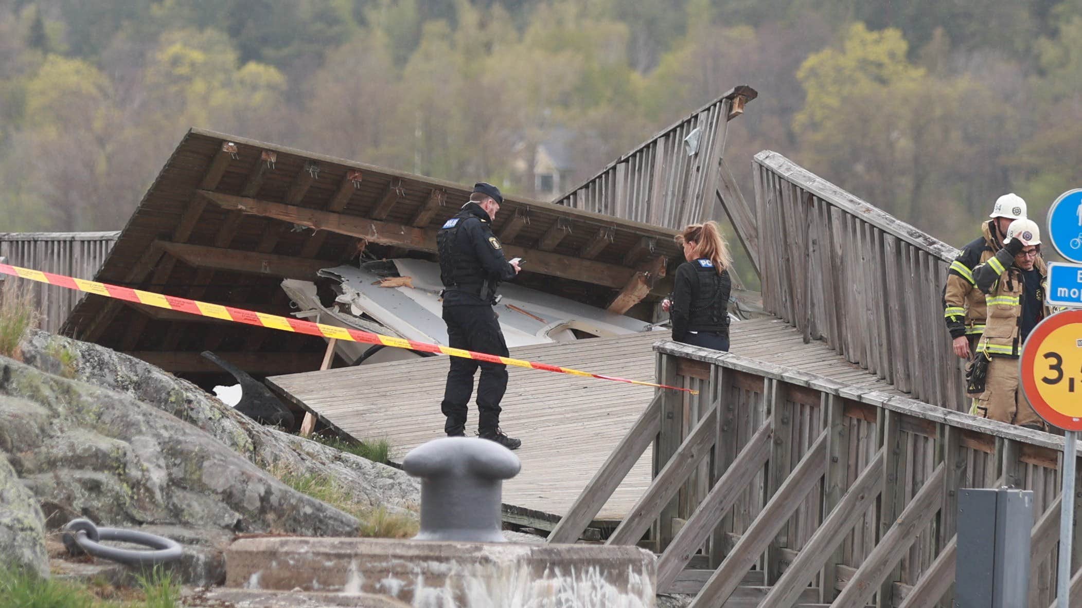 Båt har kört rakt upp på land på Lidingö