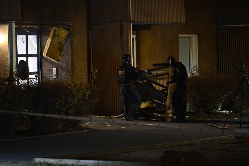 Explosion vid flerfamiljshus i Södertälje Explosion vid flerfamiljshus i Södertälje